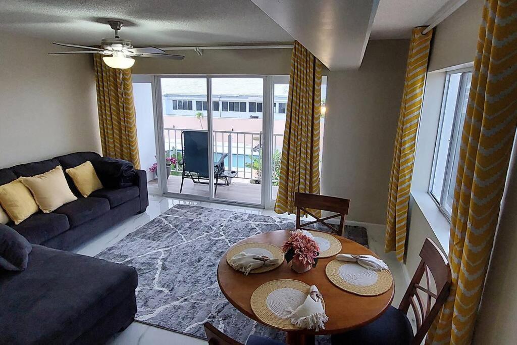 Nassau Harbour Cozy 2 Bedroom Condo ภายนอก รูปภาพ