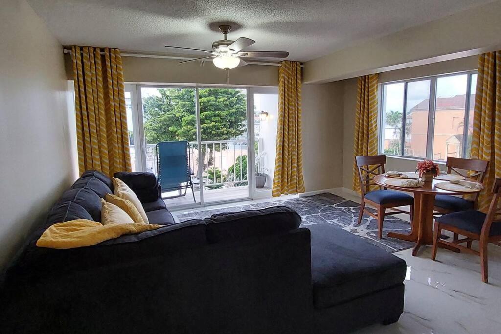 Nassau Harbour Cozy 2 Bedroom Condo ภายนอก รูปภาพ